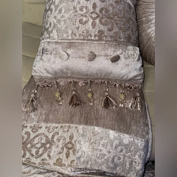 Luxurious Queen size Cream and Tan/Gray Comforter Set, Ornate,like new+3 pillows - Picture 7 of 15